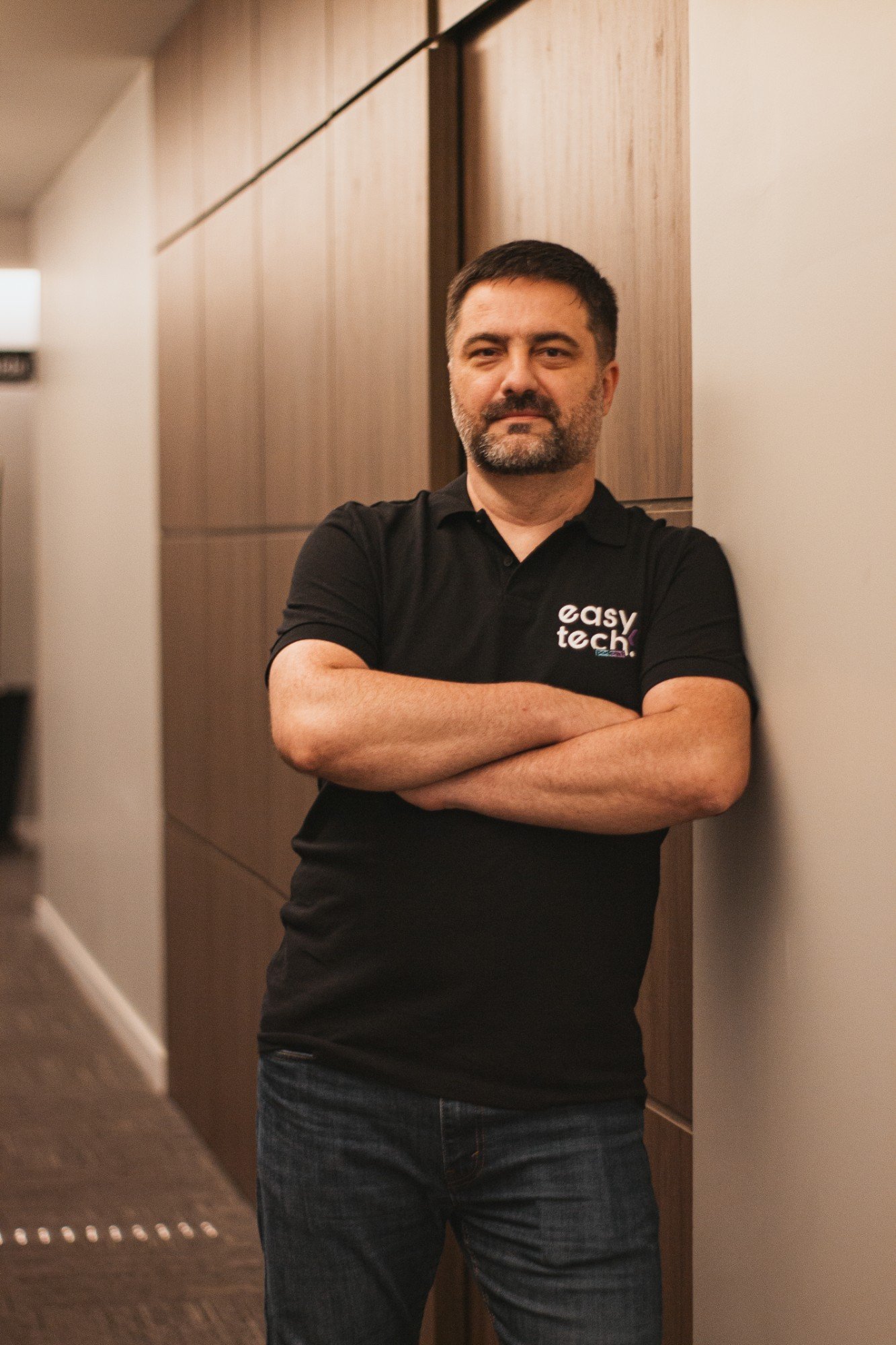 Marcelo Justino, responsável pelo Easy Tech Podcast, com a camisa do podcast